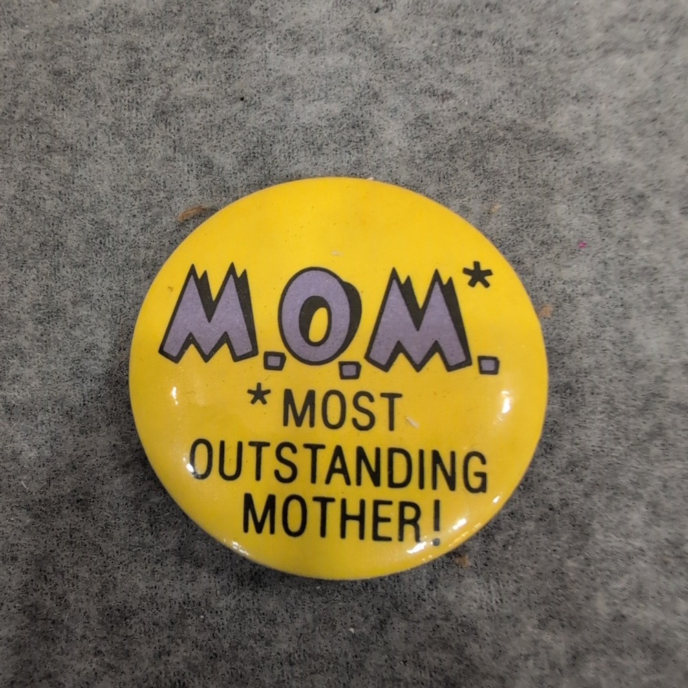 Vintage Hallmark MOM Most Outstanding Mother Yellow Round Pinback Button Pin - Picture 1 of 3
